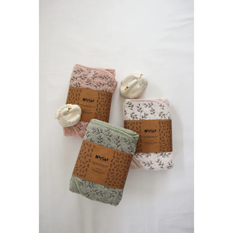 Baby badeslag med  broderet htte-kologisk frotte-creme