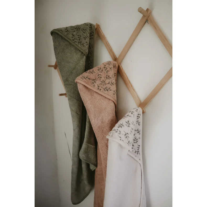 Baby badeslag med  broderet htte-kologisk frotte-creme