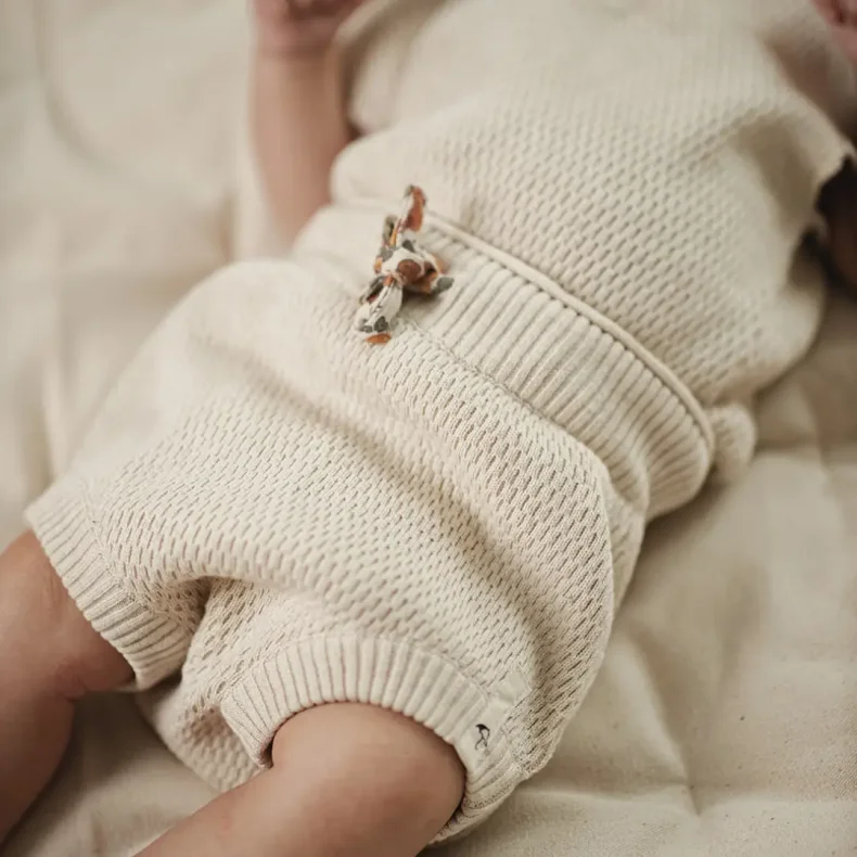 baby st i Boks -Klver og Elfenben - kologisk Bomuld-9-12mdr.